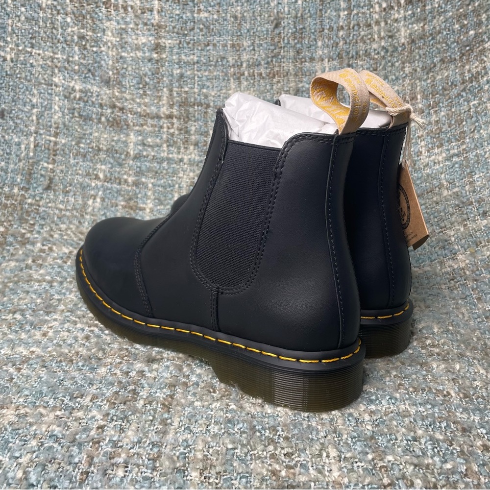 Dr. Martens Men's 2976 Vegan Chelsea Boot in Black Felix Rub Off - Picture 4 of 9